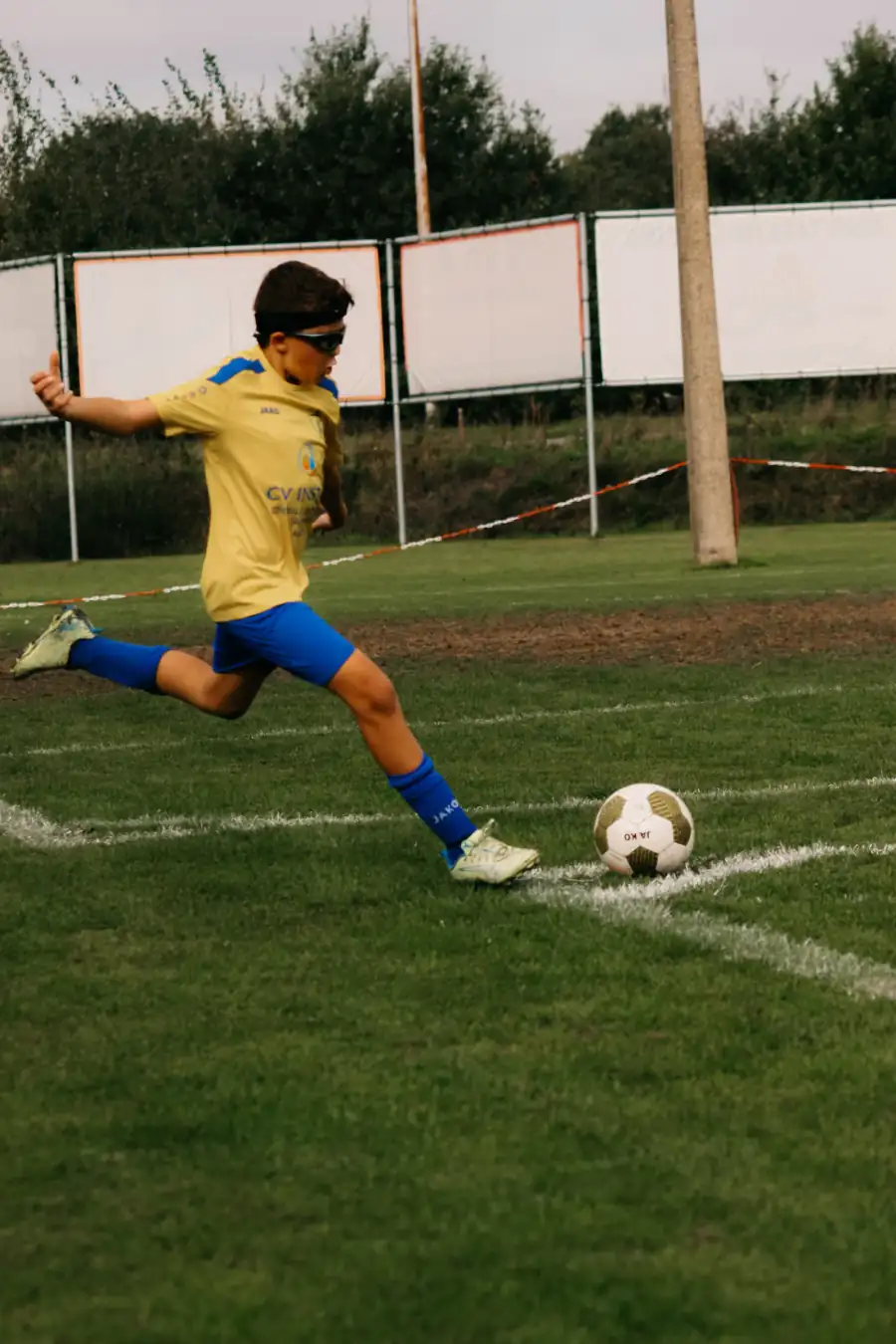 Speler trapt de bal vanaf de hoekschopstip tijdens een voetbalwedstrijd in Antwerpen