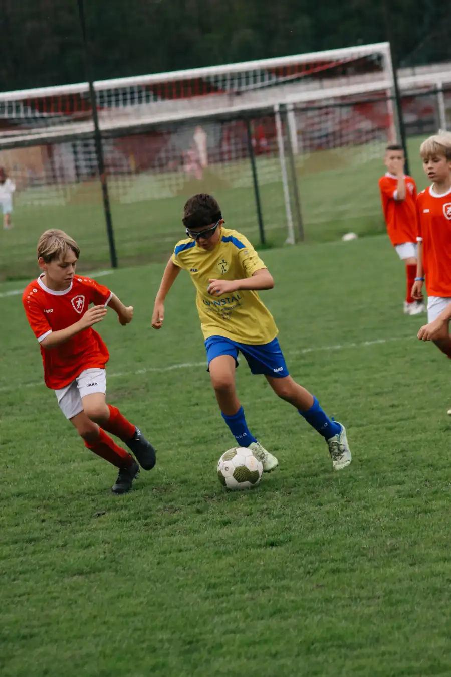 Twee spelers in duel om de bal tijdens een voetbalwedstrijd in Antwerpen — Sideline Action