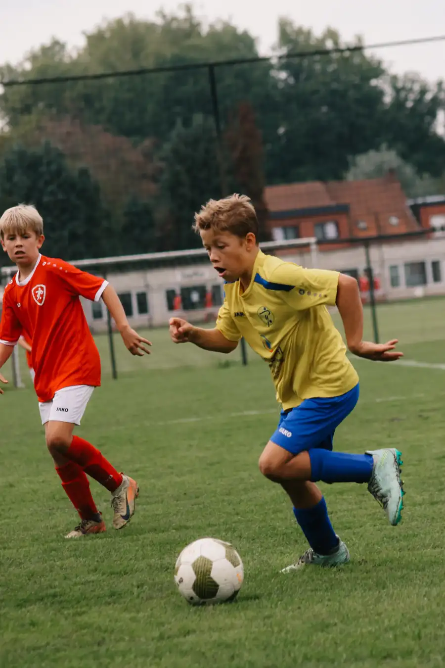 Spelers in duel tijdens een voetbalwedstrijd in Antwerpen — Sideline Action