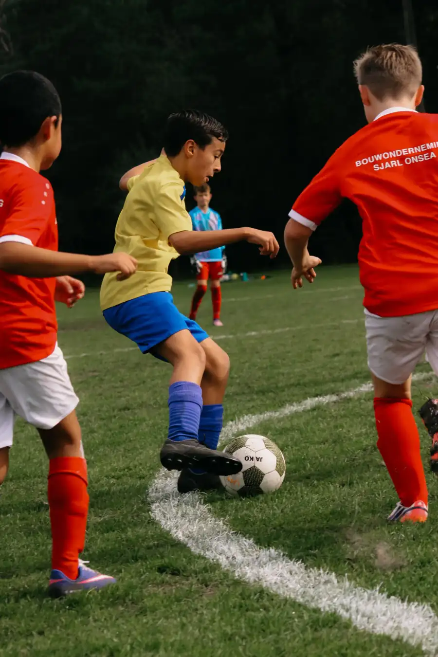 Spelers in duel om de bal langs de zijlijn — Sideline Action, sportfotografie Antwerpen
