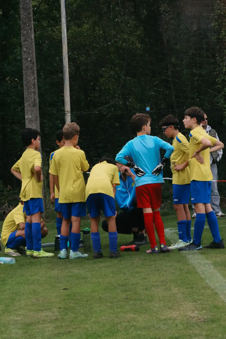 Het team verzamelt tijdens een voetbalwedstrijd in Antwerpen