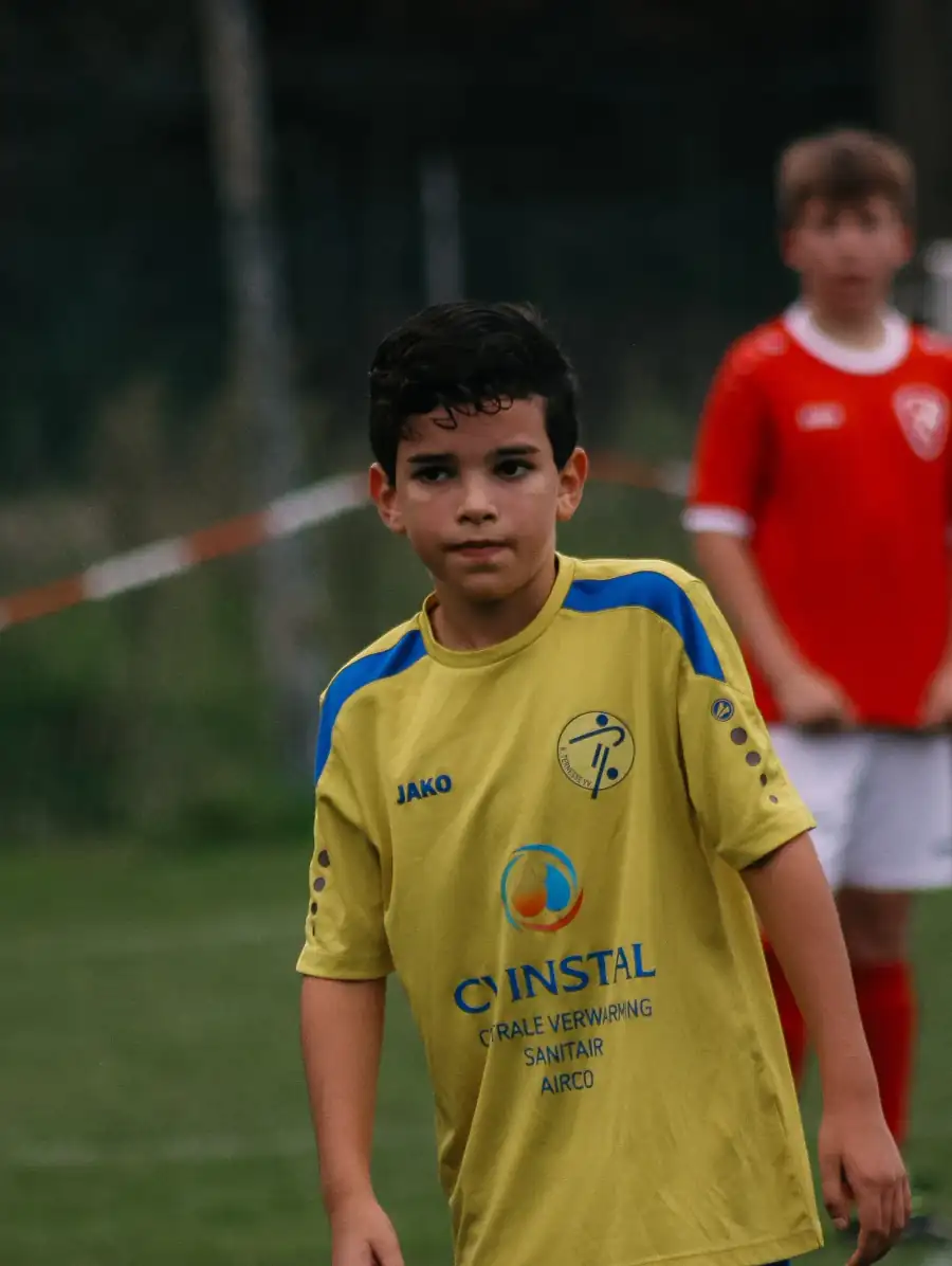 Portret van een jeugdspeler tijdens een voetbalwedstrijd in Antwerpen