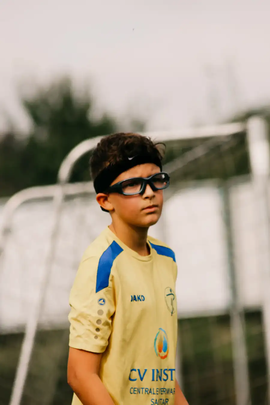 Speler voor het doel tijdens een voetbalwedstrijd — Sideline Action