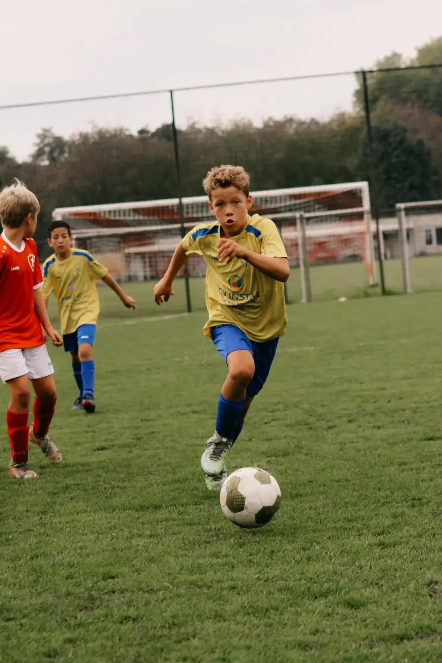 Speler sprint met de bal richting het doel — Ternesse, Sideline Action