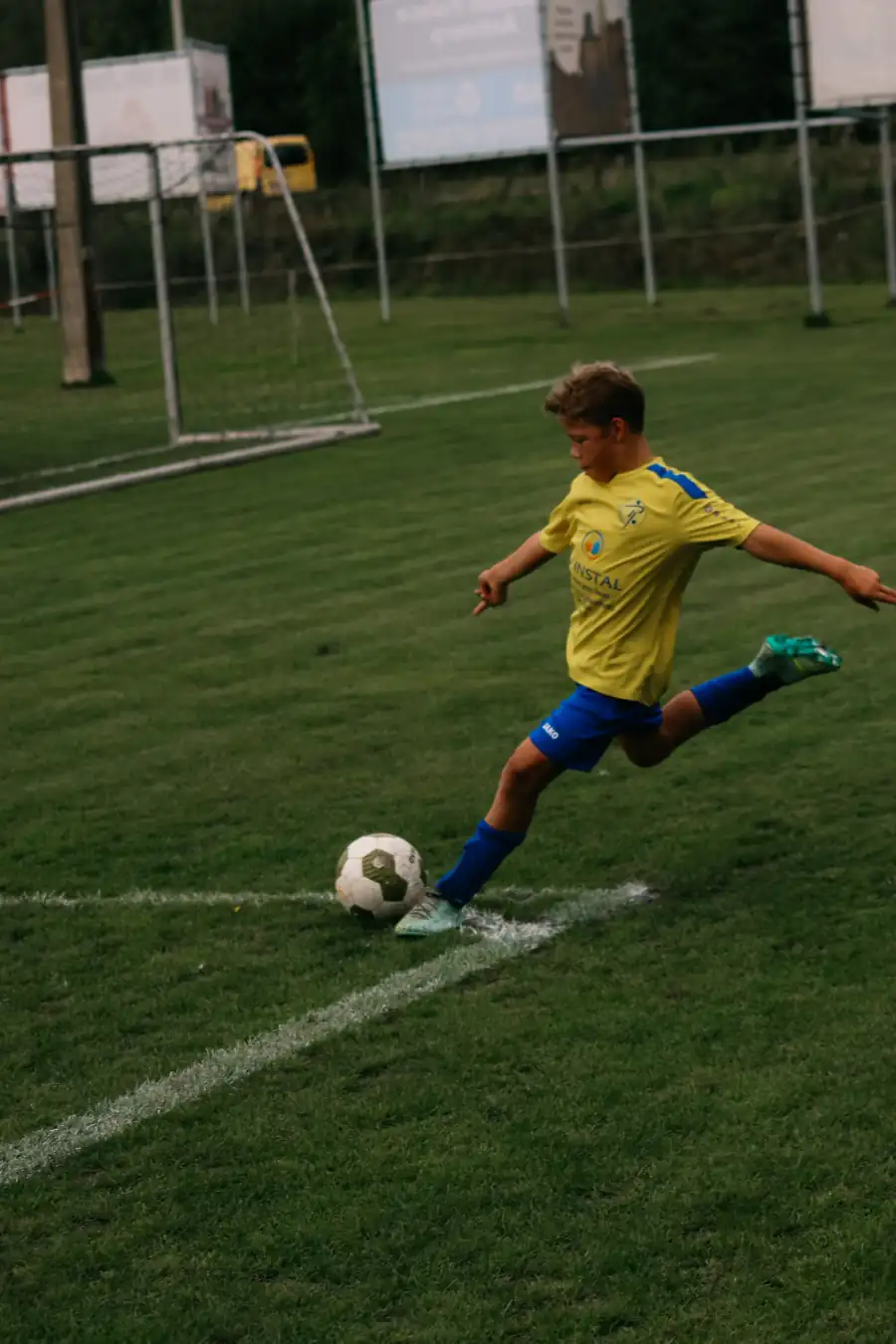 Speler trapt de bal vanaf de hoekschopstip — Ternesse, Sideline Action